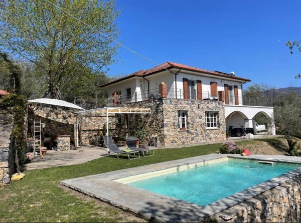 casa indipendente in vendita a Sarzana