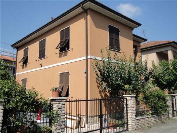 casa indipendente in vendita a Sarzana