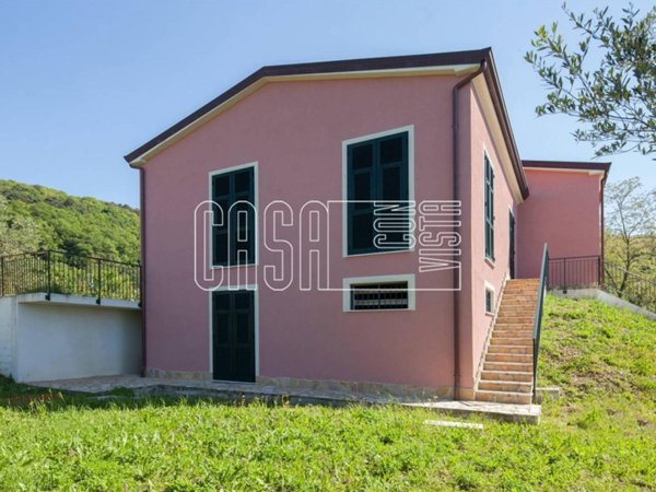 casa indipendente in vendita a Sarzana