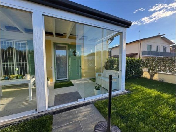 casa indipendente in vendita a Sarzana