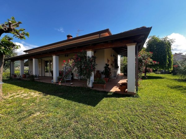 casa indipendente in vendita a Sarzana