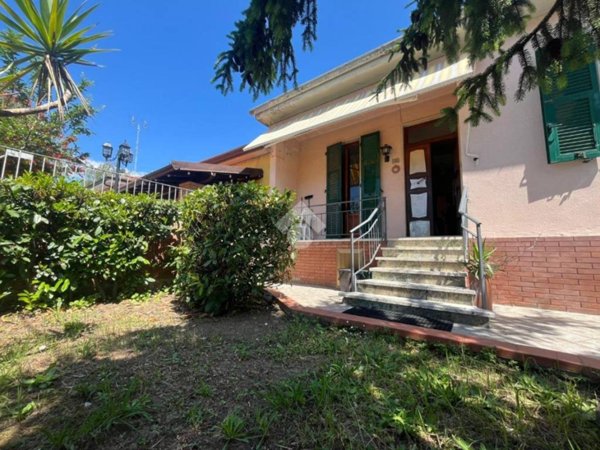 casa indipendente in vendita a Sarzana