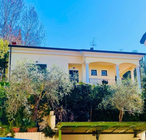casa indipendente in vendita a Sarzana