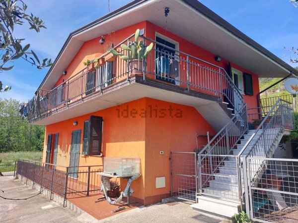 casa indipendente in vendita a Sarzana