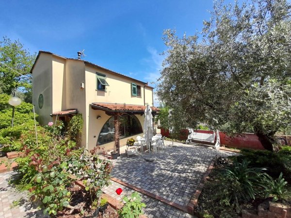 casa indipendente in vendita a Sarzana
