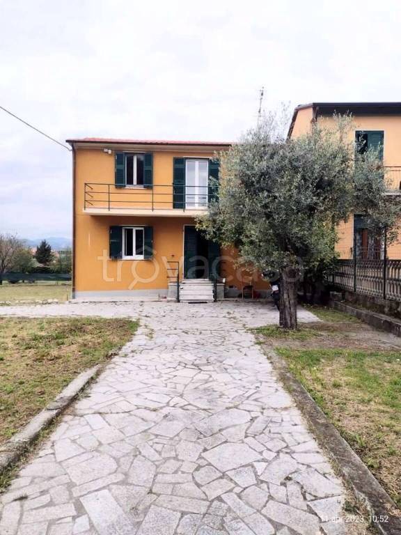 casa indipendente in vendita a Sarzana