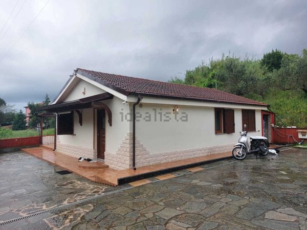casa indipendente in vendita a Sarzana
