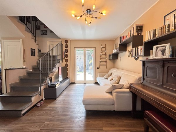 casa indipendente in vendita a Sarzana