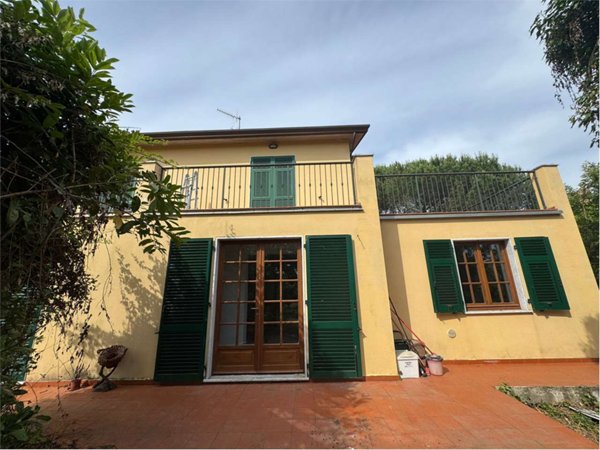 casa indipendente in vendita a Sarzana