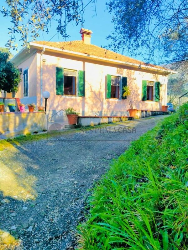 casa indipendente in vendita a Sarzana