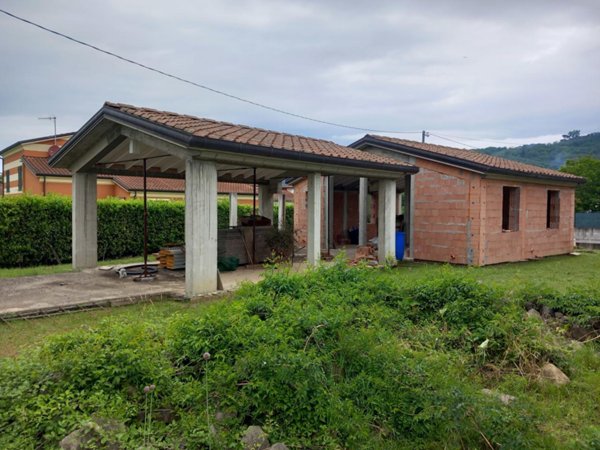 casa indipendente in vendita a Sarzana