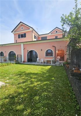 casa indipendente in vendita a Sarzana in zona Falcinello