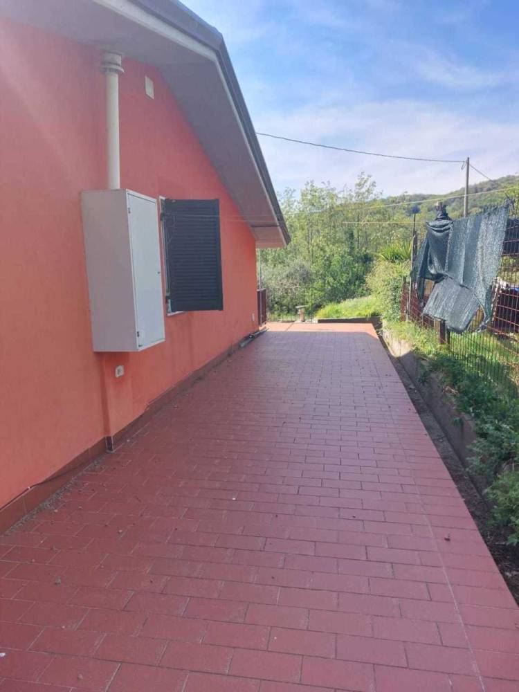 casa indipendente in vendita a Sarzana in zona Falcinello