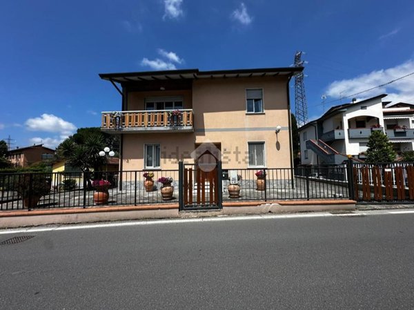casa indipendente in vendita a Sarzana