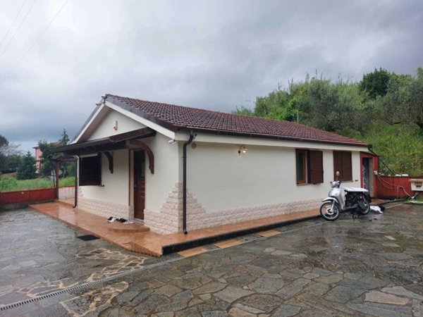 casa indipendente in vendita a Sarzana