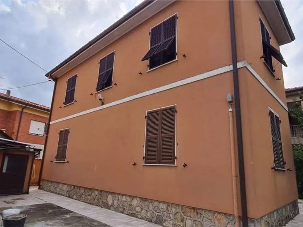 casa indipendente in vendita a Sarzana