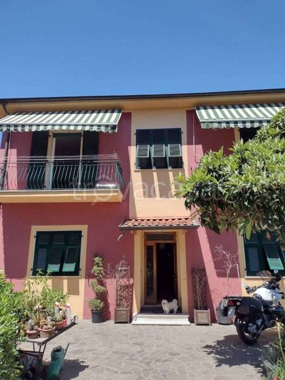 casa indipendente in vendita a Sarzana