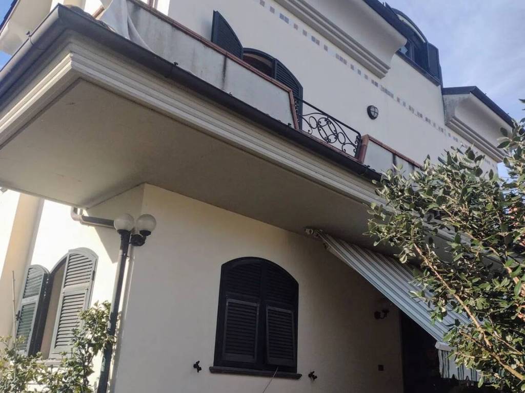 casa indipendente in vendita a Sarzana
