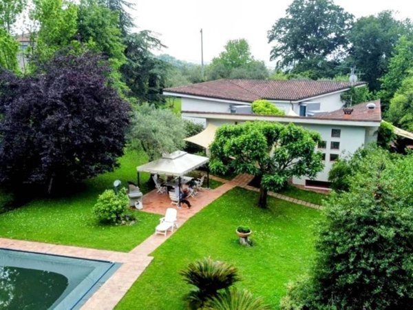 casa indipendente in vendita a Sarzana