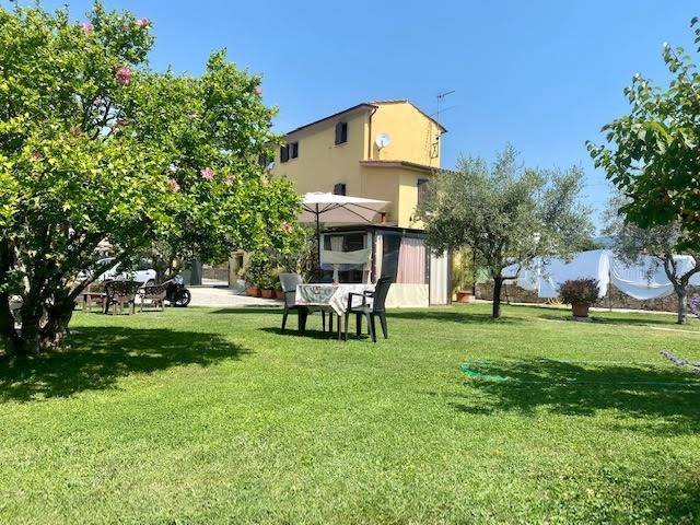 casa indipendente in vendita a Sarzana