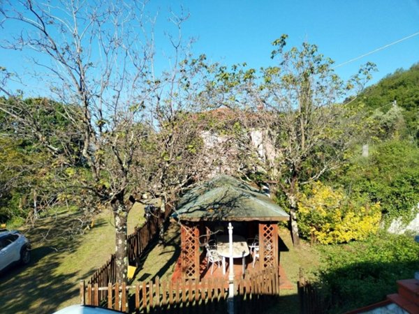 casa indipendente in vendita a Sarzana