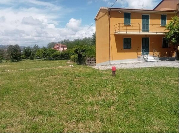 casa indipendente in vendita a Sarzana