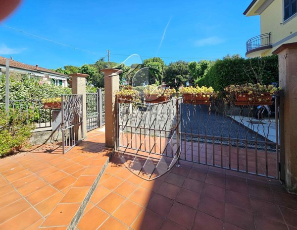 casa indipendente in vendita a Sarzana