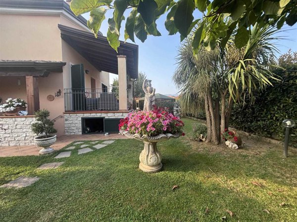 casa indipendente in vendita a Sarzana