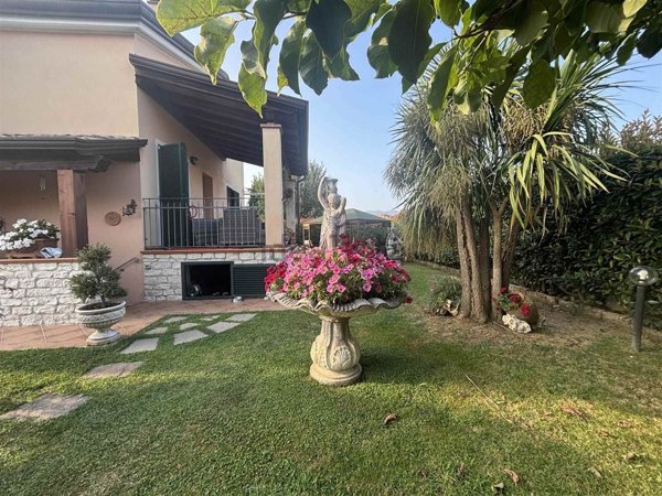 casa indipendente in vendita a Sarzana