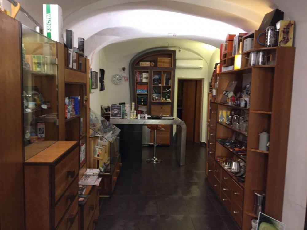 locale commerciale in vendita a Sarzana