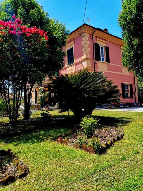 casa indipendente in vendita a Sarzana