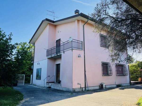 casa indipendente in vendita a Sarzana