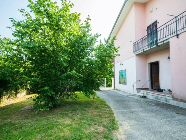 casa indipendente in vendita a Sarzana