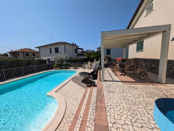 casa indipendente in vendita a Sarzana