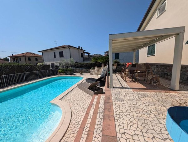 casa indipendente in vendita a Sarzana