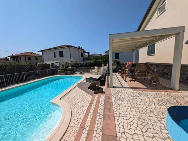 casa indipendente in vendita a Sarzana in zona Falcinello