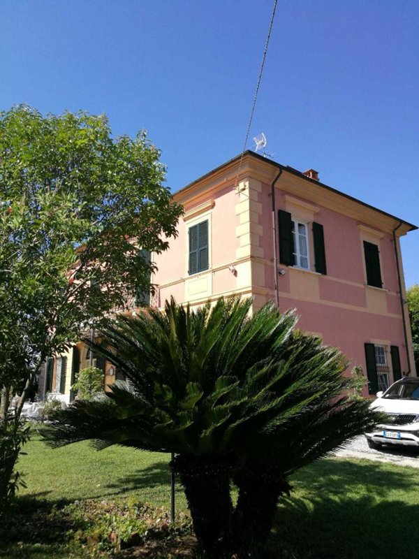 casa indipendente in vendita a Sarzana
