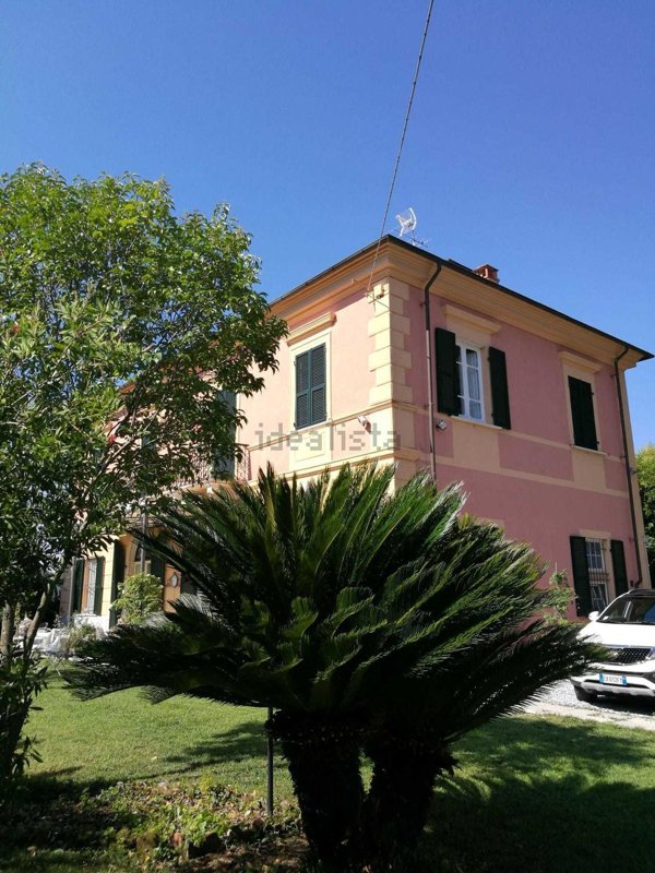 casa indipendente in vendita a Sarzana