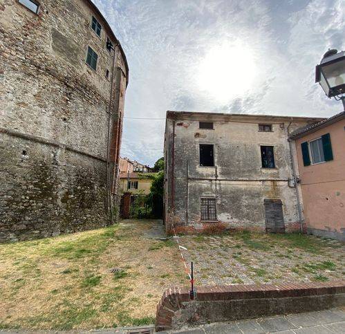 casa indipendente in vendita a Sarzana