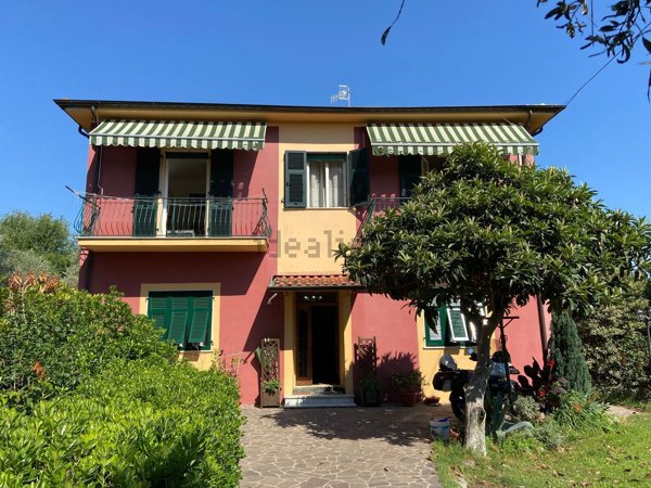 casa indipendente in vendita a Sarzana