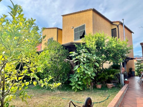 casa indipendente in vendita a Sarzana
