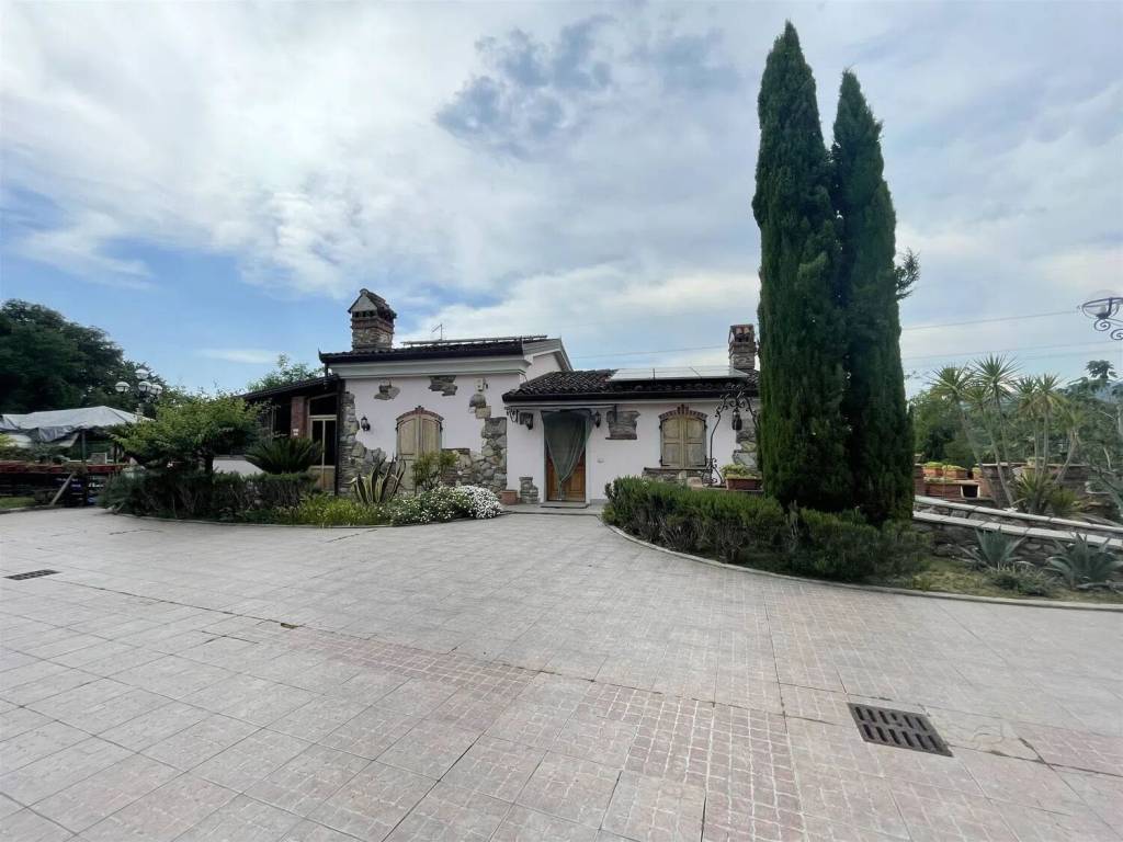 casa indipendente in vendita a Sarzana