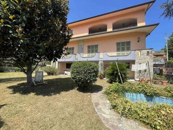 casa indipendente in vendita a Sarzana