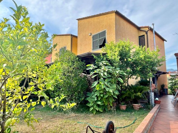 casa indipendente in vendita a Sarzana