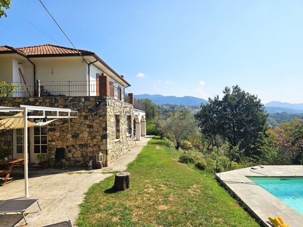 casa indipendente in vendita a Sarzana