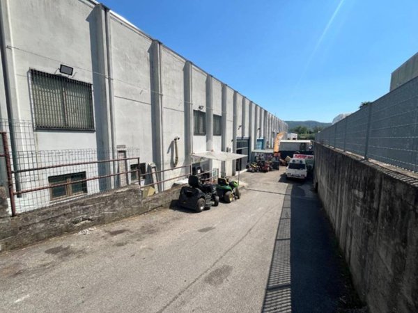 locale commerciale in vendita a Sarzana
