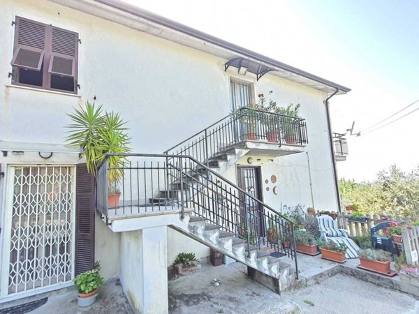 casa indipendente in vendita a Sarzana