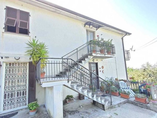 casa indipendente in vendita a Sarzana