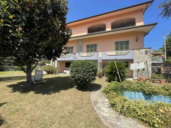 casa indipendente in vendita a Sarzana