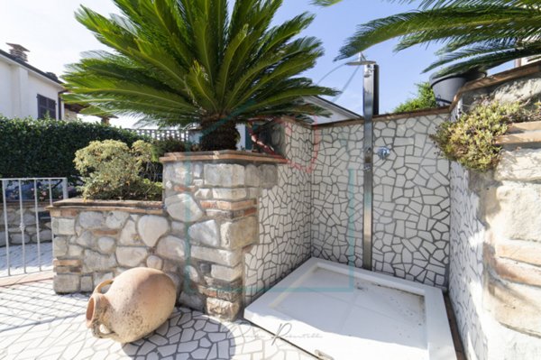 casa indipendente in vendita a Sarzana